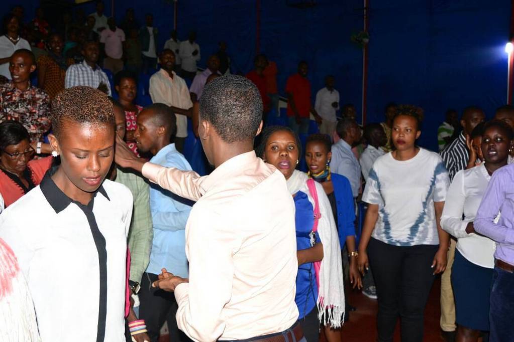 Mu gusengera abarwayi hari abo anasiga amavuta, akanabaturaho amagambo yo gukira