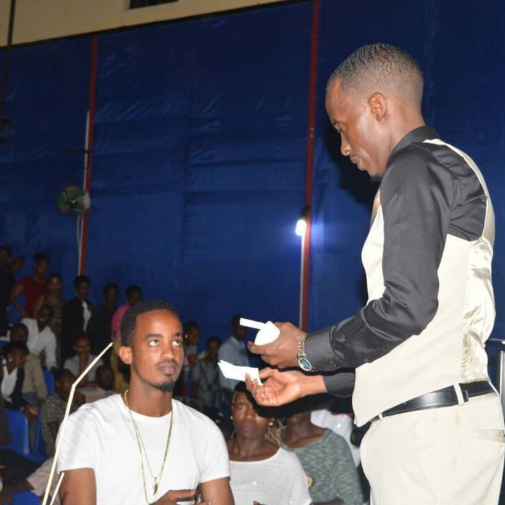 Aha ni mu 2018 ubwo Prophet Eric Sultan yahaga abakirisitu be 'papier mouchoir' zo gukoresha ibitangaza. Icyo gihe mu bazifashe harimo na Yannick Mukunzi wakiniraga Rayon Sports mbere yo kwerekeza muri Sandvikens IF yo mu cyiciro cya gatatu muri Suède