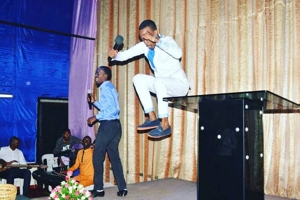 Prophet Eric Sultan atambira Imana mu mbyino zitandukanye
