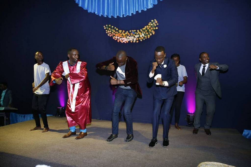 Mu itorero rya Sultan babyinira Imana mu buryo butandukanye
