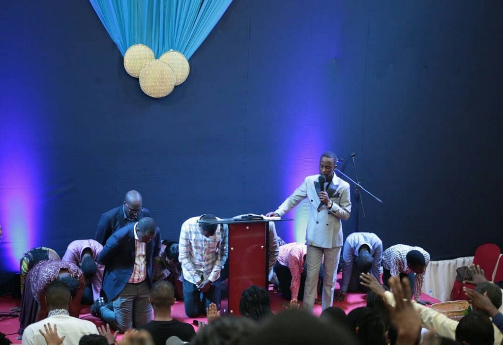 Prophet Sultan Eric yatangiye urugendo rwo gutanga ubuhanuzi yikandagira ariko agenda atinyuka