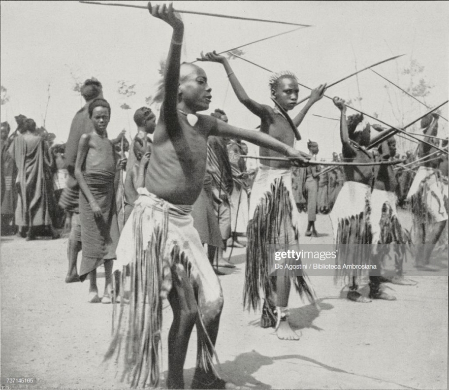 Tariki ya 19 Ukwakira 1913, intore zibyinira umwami Musinga ataramburwa ububasha