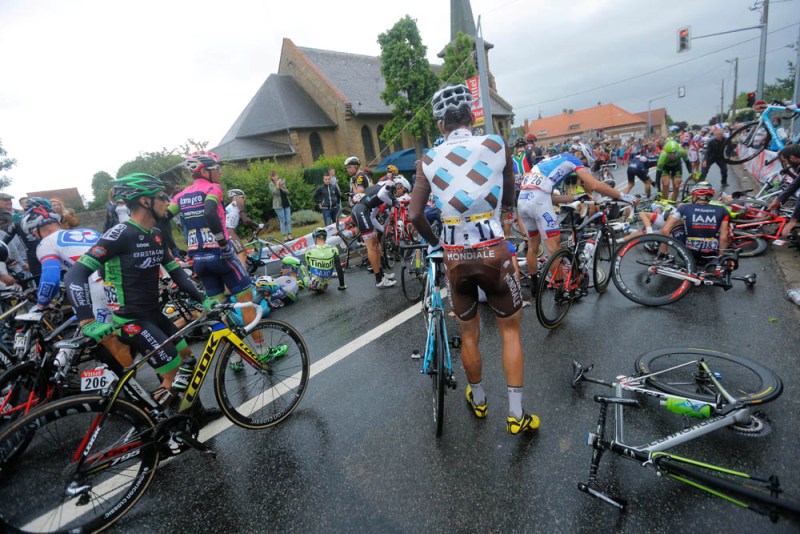 Impanuka yabaye yarimo na Fabian Cancellara wari wambaye umwenda w'umuhondo waje gusezera nyuma