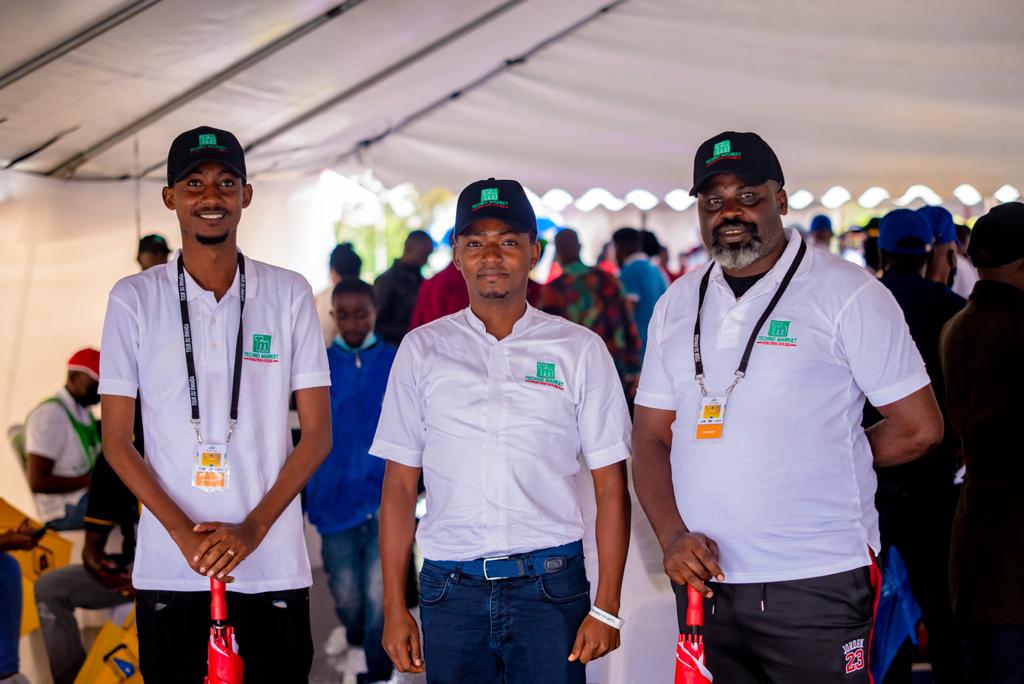 Mugisha Emmanuel 'Clapton Kibonge' (ibumoso) na Uwihoreye Jean Bosco Mustapha (Ndimbati) bagaragiye Umuyobozi Mukuru wa Techno Market, Mukeshimana Japhet