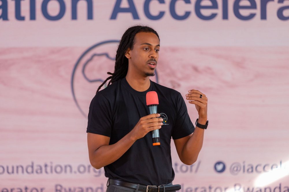 Michael Tesfay afatanyije na Amanda Akaliza bafite umushinga ‘TeleMental Health’, ukoresha ikoranabuhanga mu by’itumanaho mu kugeza ku bantu serivisi z’ubuzima bwo mu mutwe