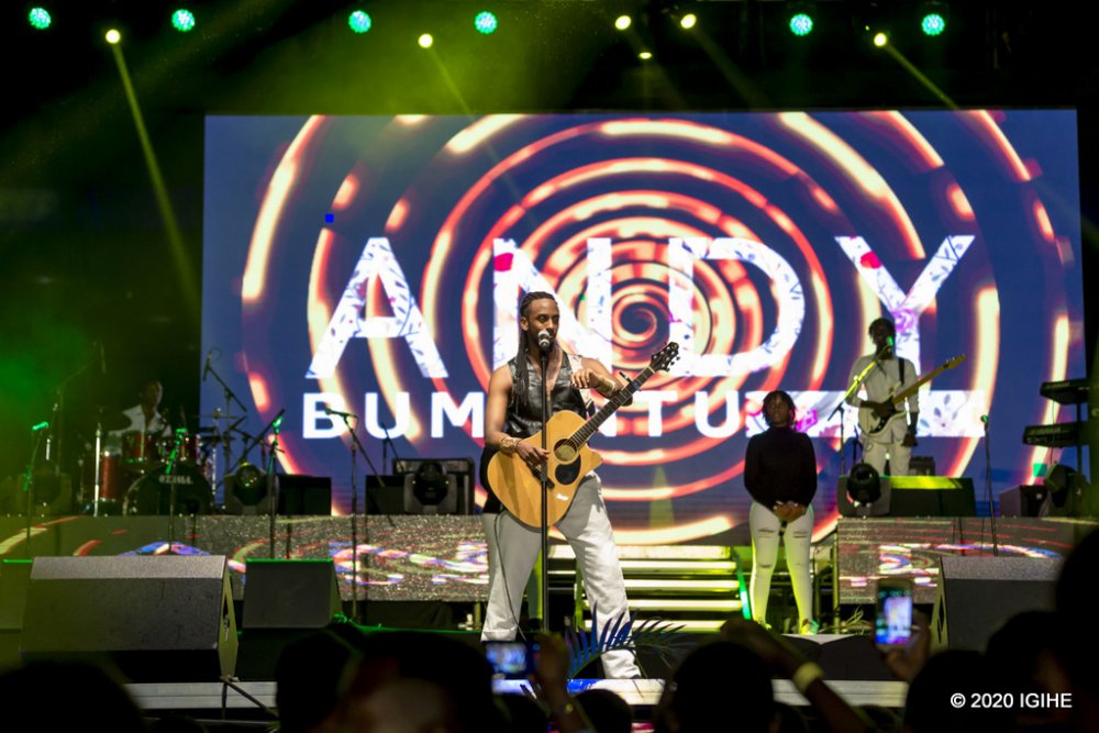 Andy Bumuntu gitari yabanje kumutenguha gusa aho yayifatishirije yumvishije abantu umuziki mwiza