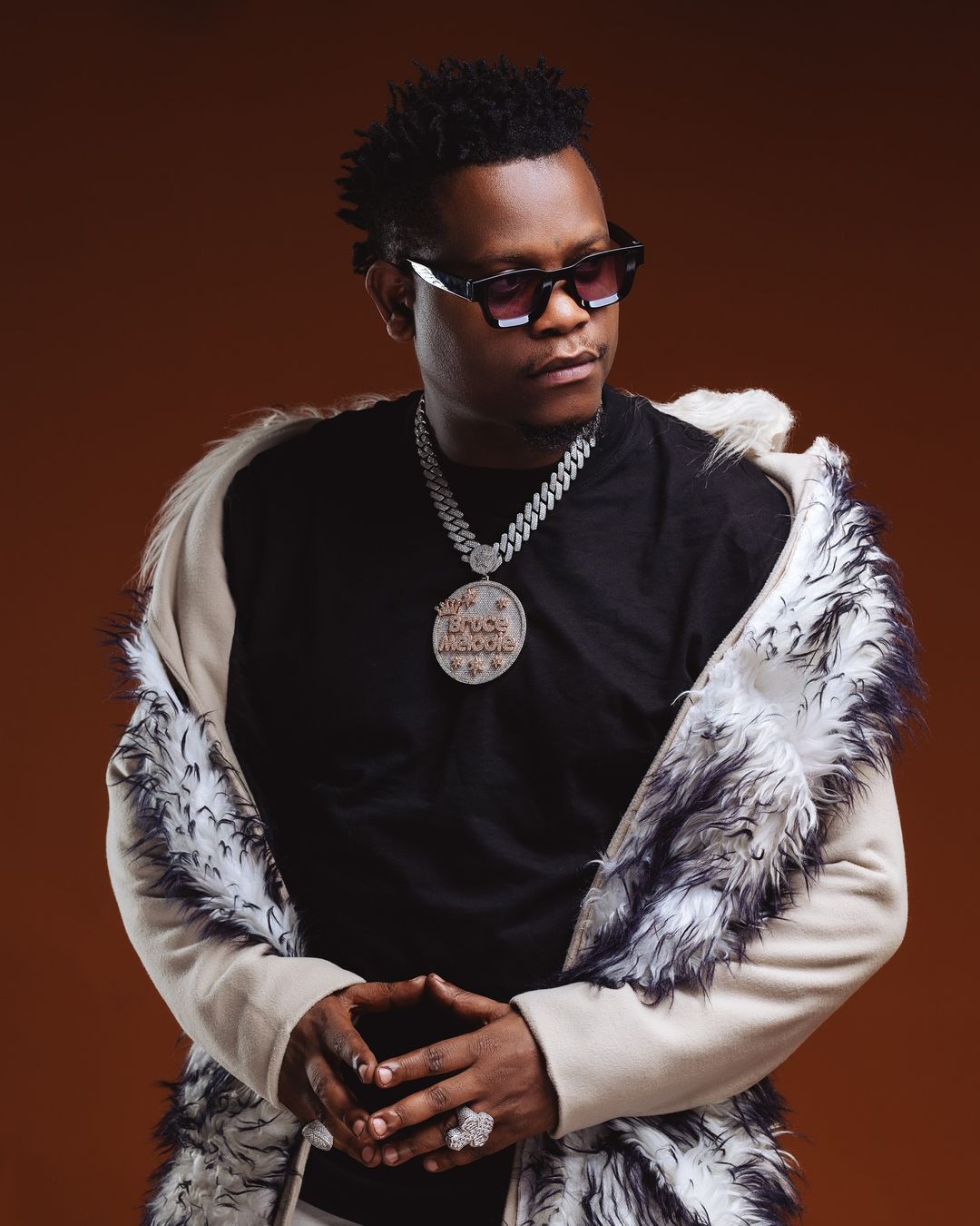 Bruce Melodie yashyize umucyo ku itinda rya album ye nshya ndetse anakomoza ku byo kwinjiza abana be mu muziki