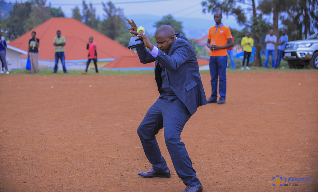 Pasiteri Niyonshuti Théogène akoresha amagambo ndetse akitwara bijyanye n'abantu ashaka guha ubutumwa. Aha yabwirizaga mu gitaramo yari yatumiwemo i Nyamirambo