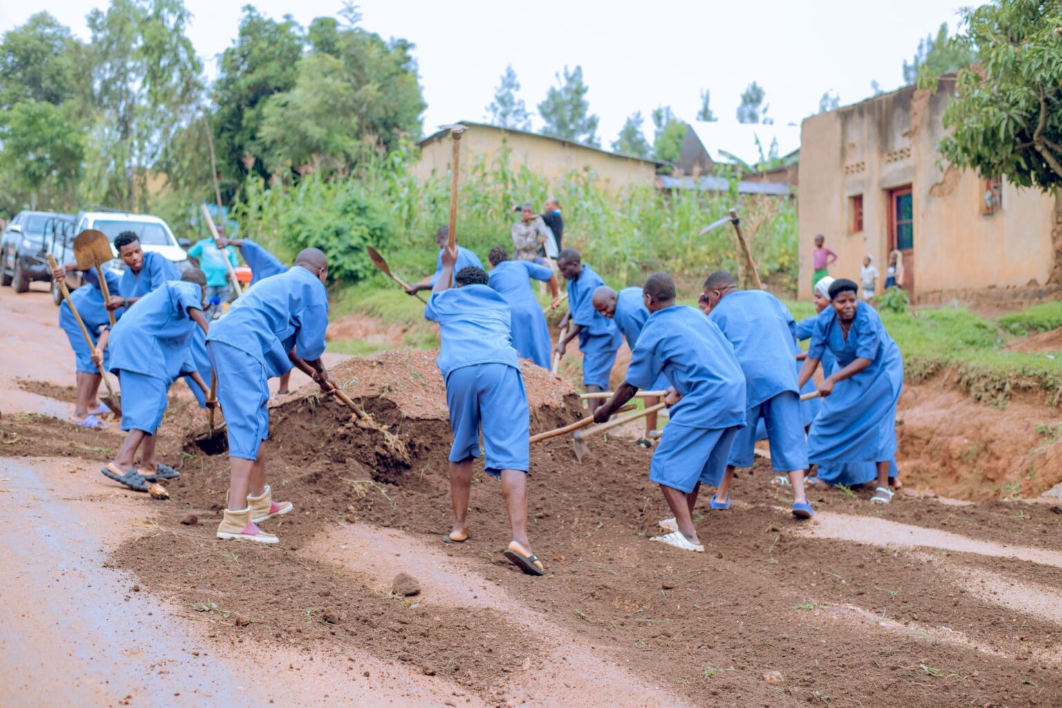 Abakora imirimo y'inyungu rusange bakora iminsi itatu mu cyumweru