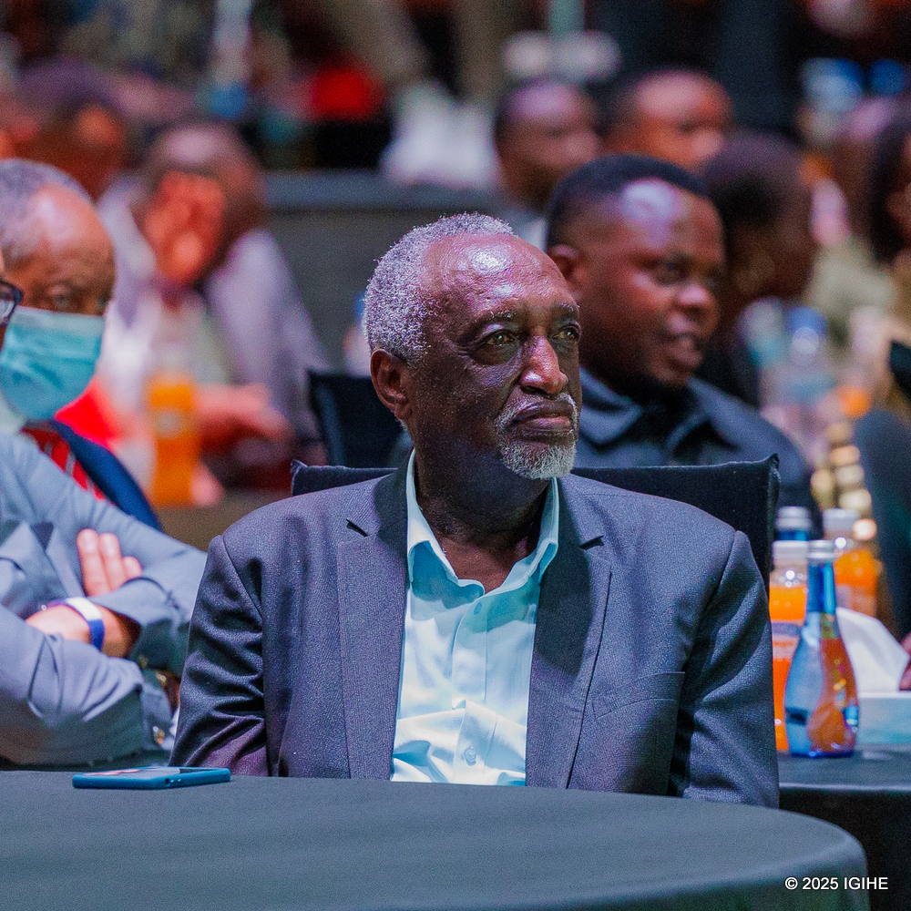Tito Rutaremara akurikiye uko igitaramo kigenda