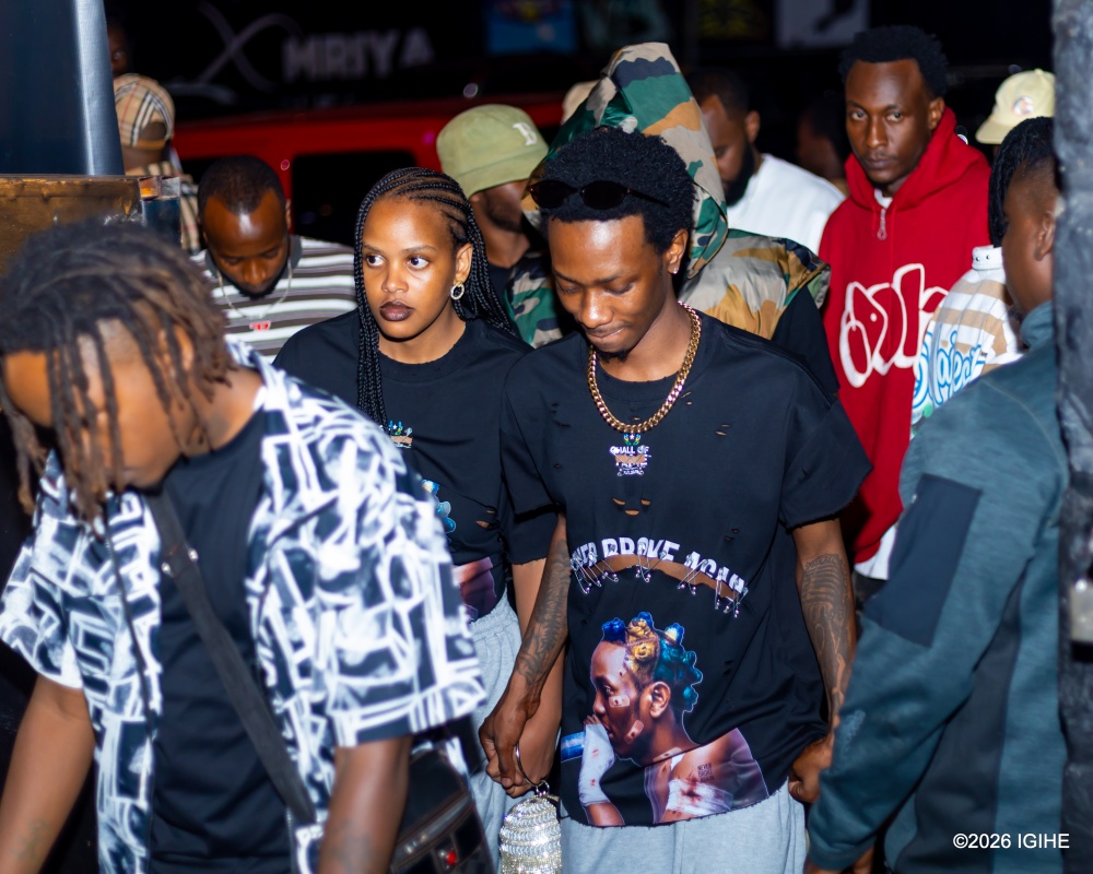 Agatoki ku kandi Papa Cyangwe n'umugore we ubwo binjiraga ahabereye ibi birori