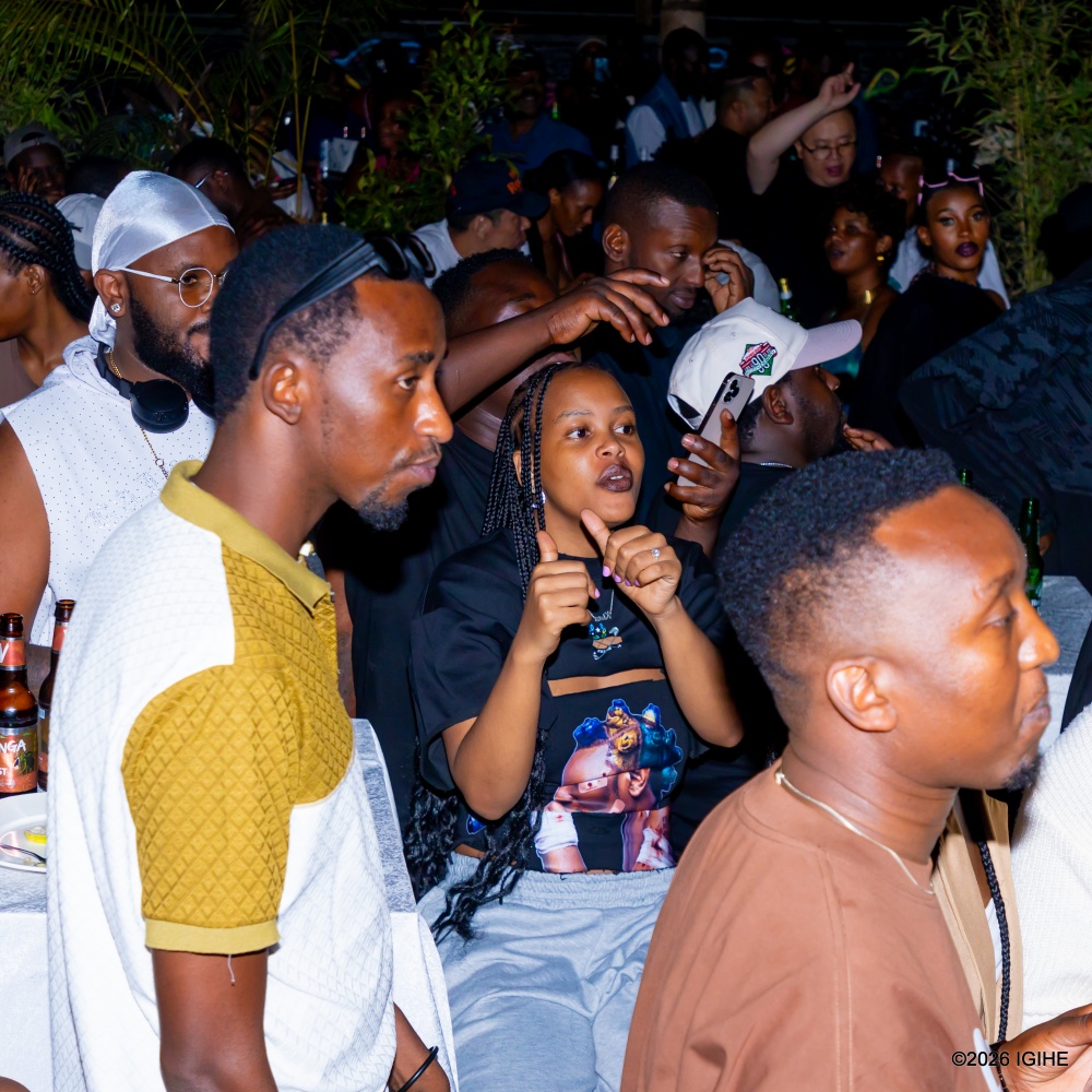 Umugore wa Papa Cyangwe yari yicaye yumva umuziki w'umugabo we muri iki gitaramo