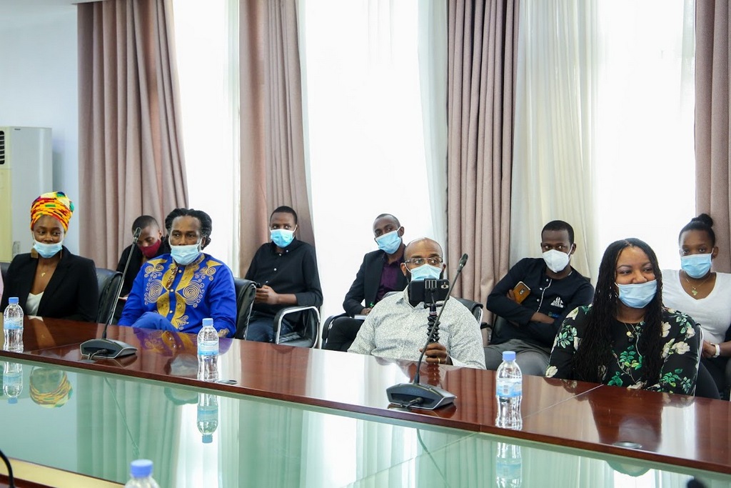 Aba banyamahanga bagize umwanya wo kubaza ibibazo bashaka k'u Rwanda