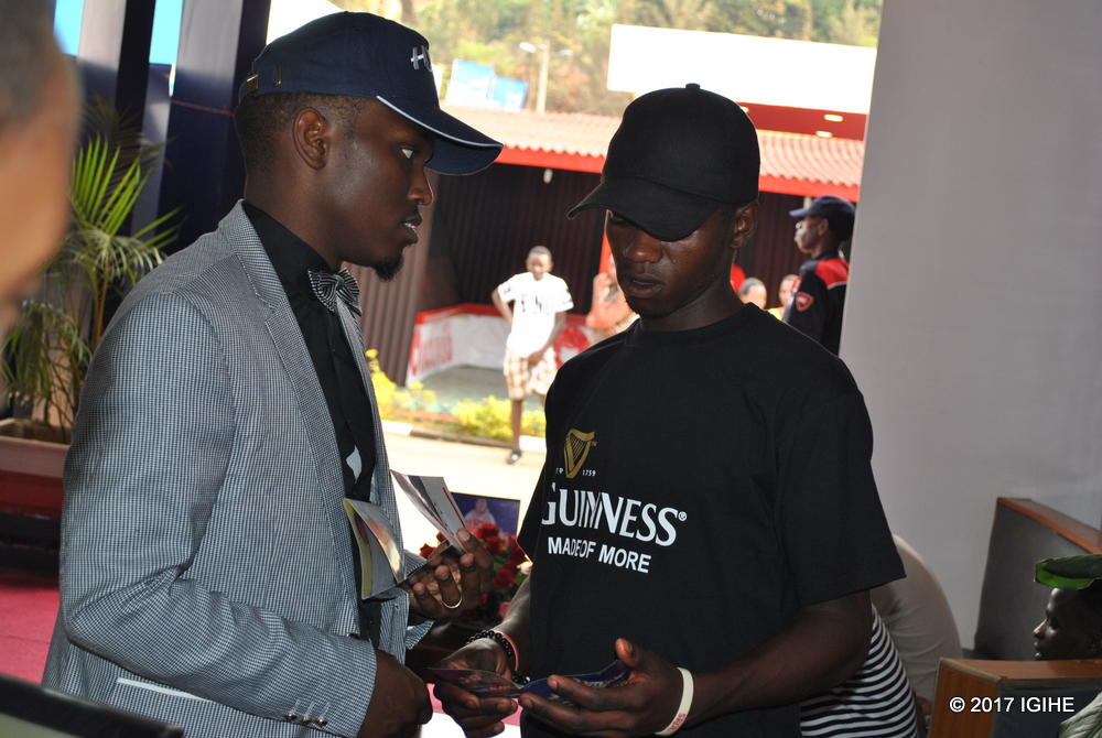 Tom Close asobanura ko BPR ifite poromosiyo zifasha abayigana kwizigama no kwivana mu bukene