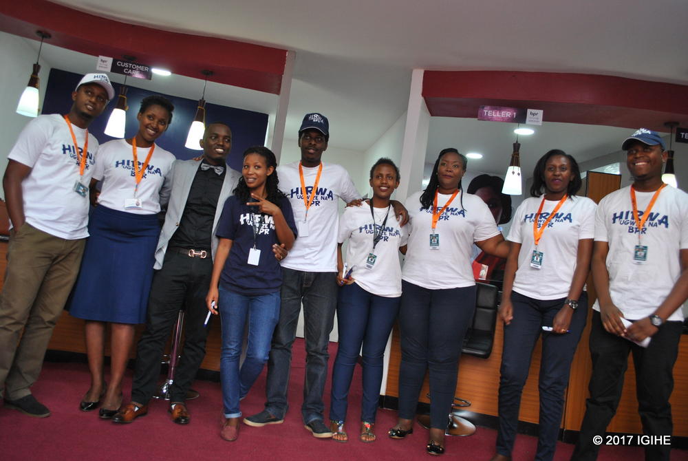 Tom Close n'abakozi ba BPR bakorera muri Expo