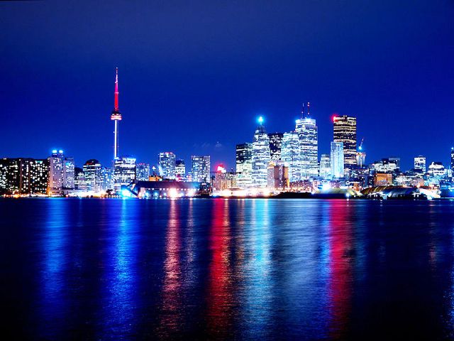 Toronto mu masaha y'ijoro mu bihe byiza iba isa ukwayo, ku buryo ari naho igaragariza ubwiza ubwiza bwayo