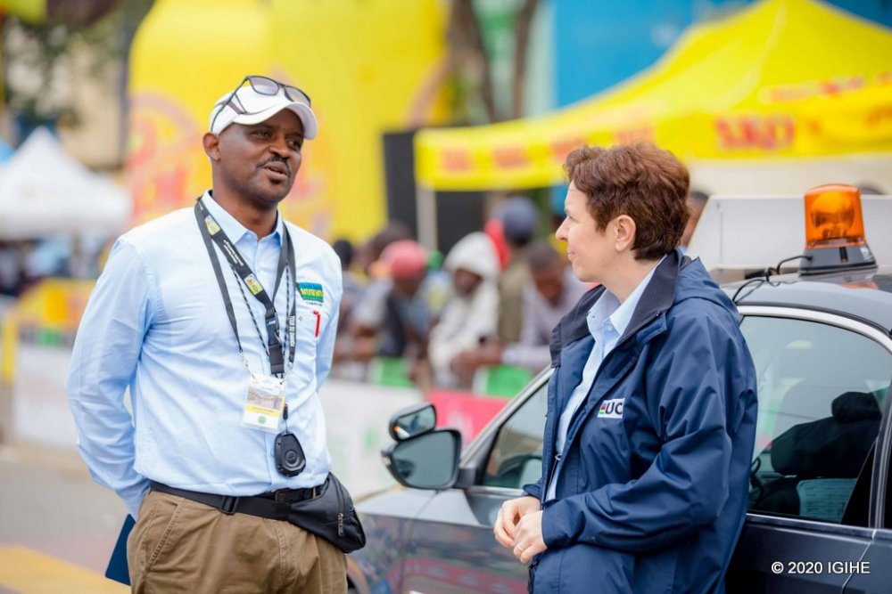 Komiseri Ntiyamira Jean Sauveur (ibumoso) asanga icyafasha Abanyarwanda gutsinda etape ya Tour du Rwanda uyu mwaka ari uko bacomoka bagacika igikundi
