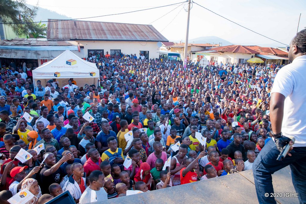 MC Buryohe aganira n'abakunzi b'amagare bari bamaze kureba Agace ka Karindwi kasorejwe i Nyamirambo