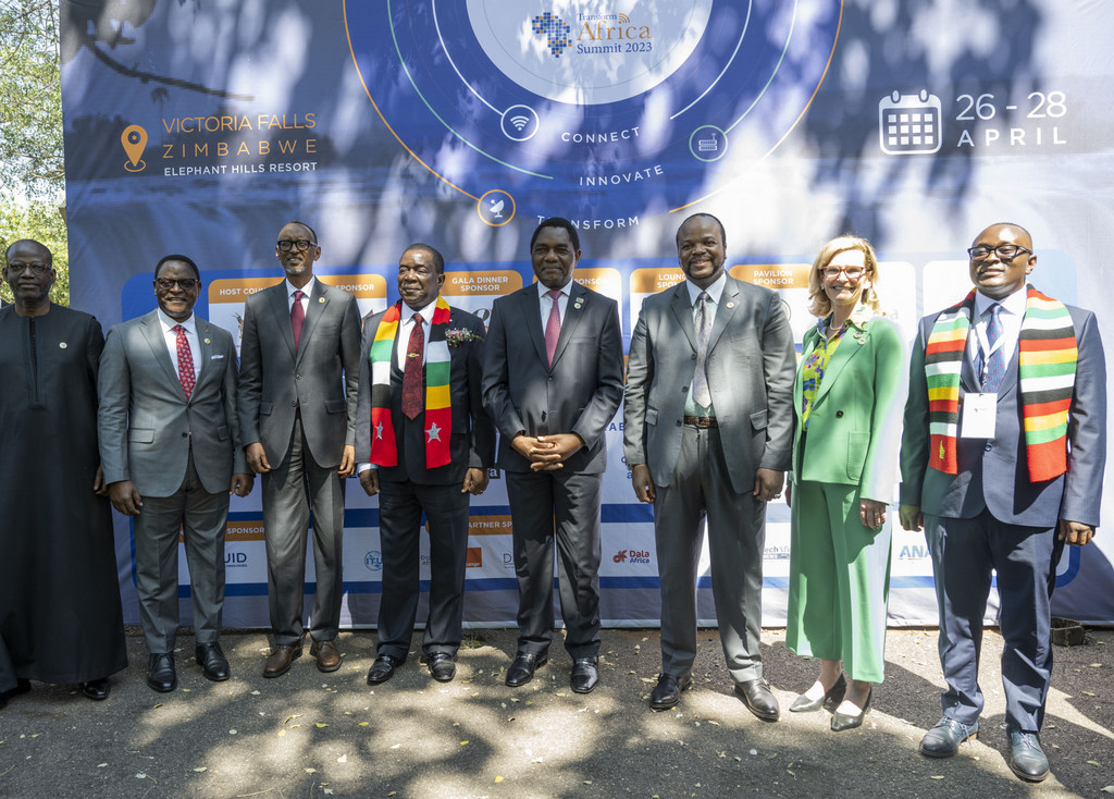 Abayobozi bafashe ifoto y'urwibutso nyuma yo gusura imurikagurisha