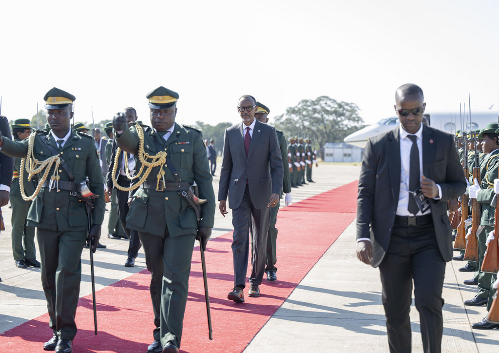 Ubwo Perezida Kagame yageraga ku Kibuga cy'indege muri Zimbabwe