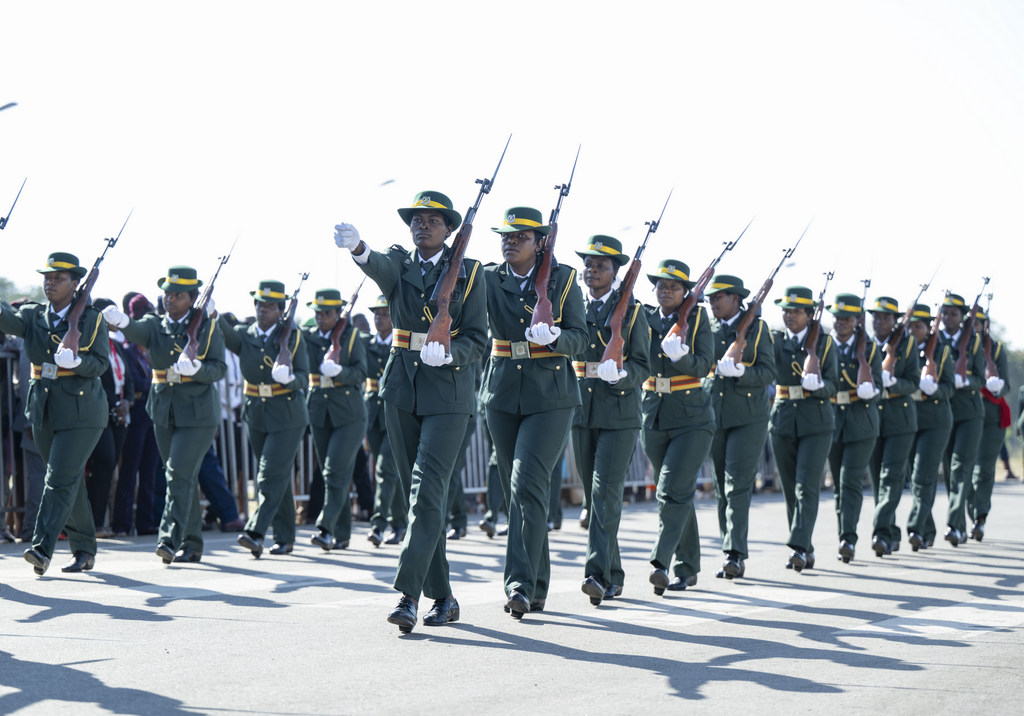 Ingabo za Zimbabwe zakoze akarasisi zakira Perezida Kagame
