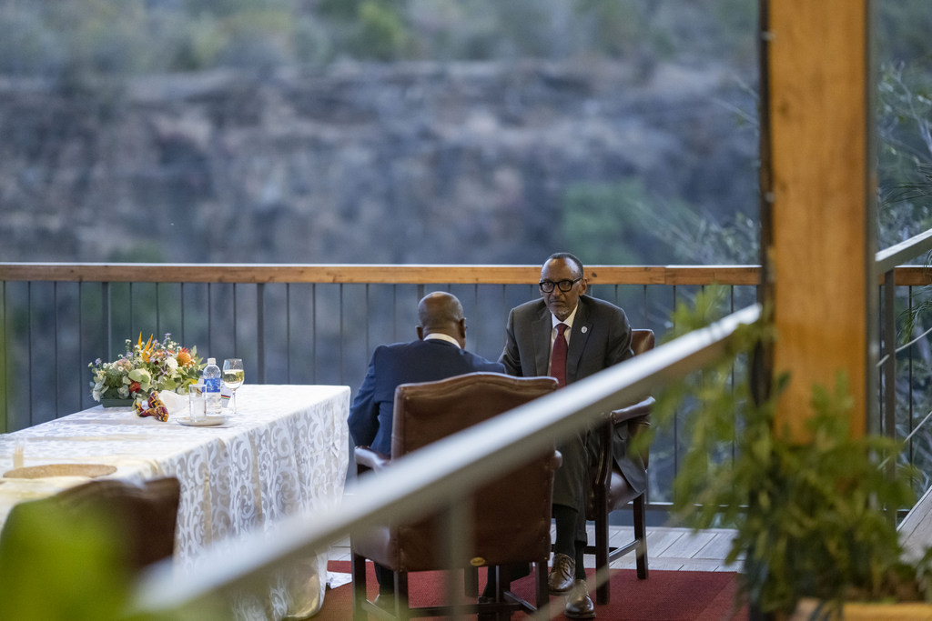 Perezida Kagame yagiranye ibiganiro n'abayobozi batandukanye