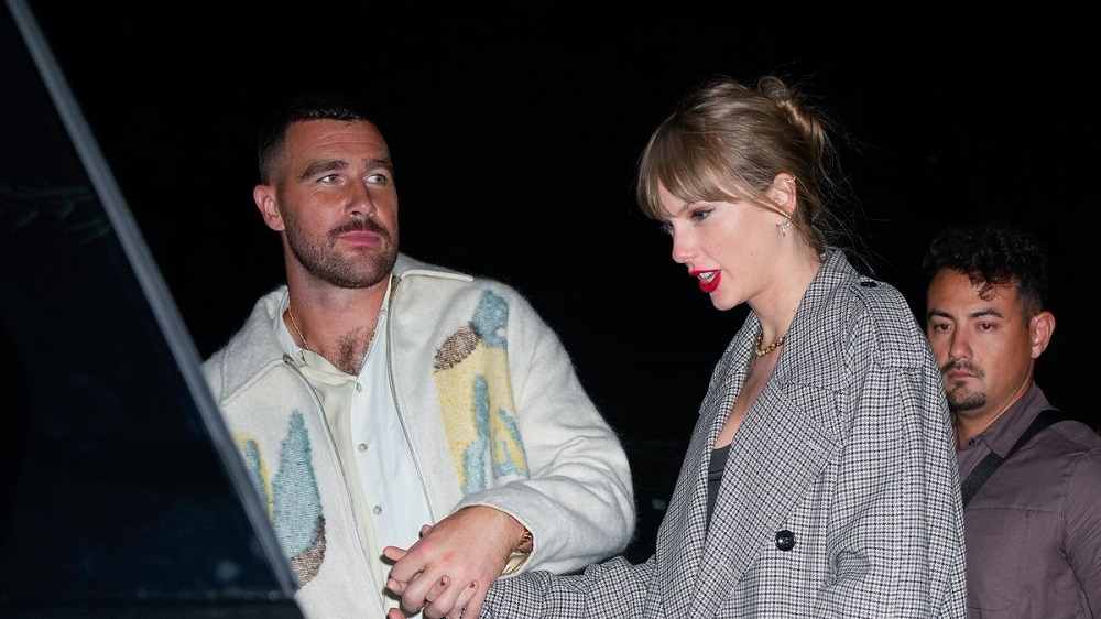 Travis Kelce afasha Taylor Swift kwinjira mu modoka