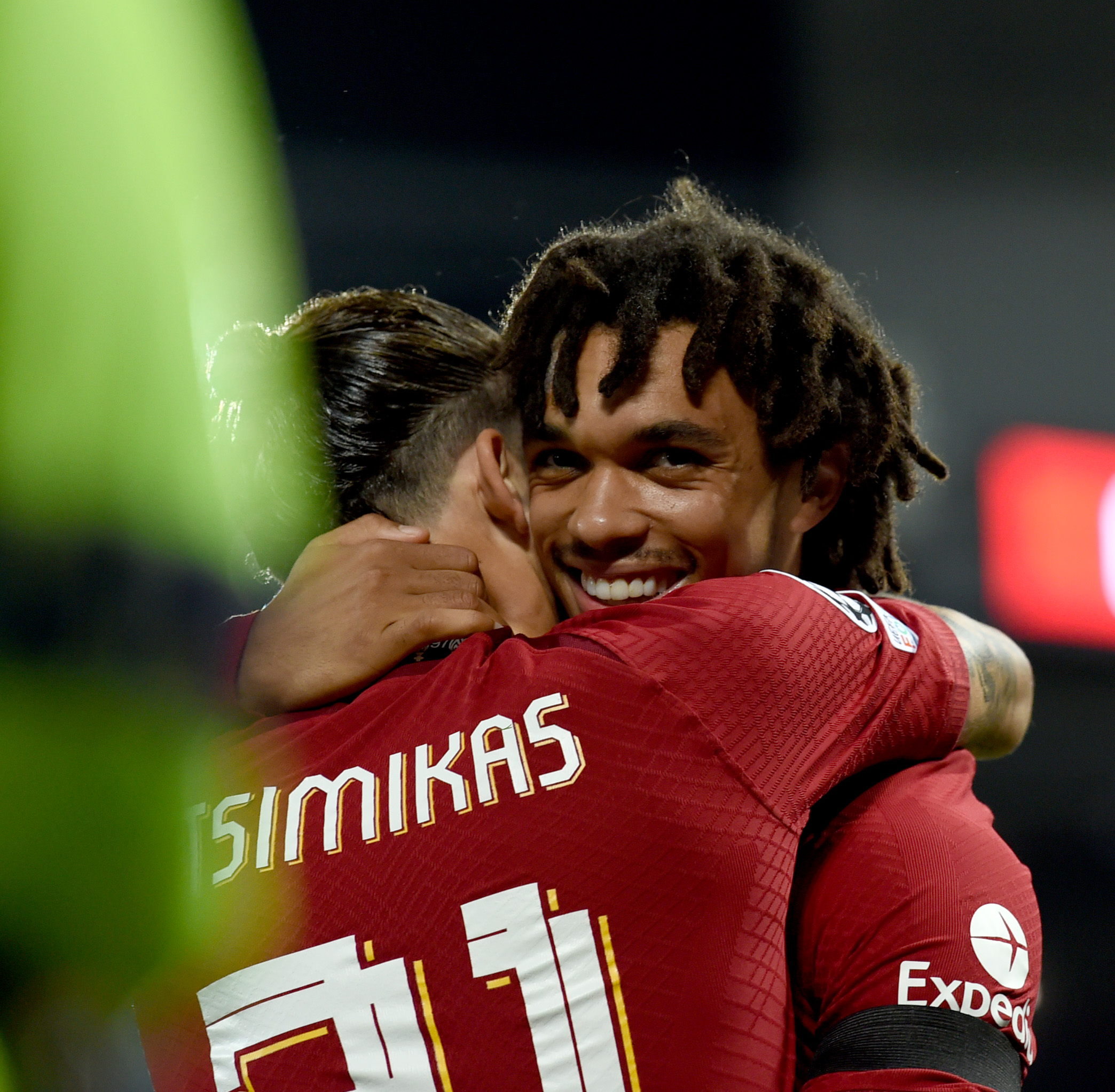 Trent John Alexander-Arnold na Konstantinos Tsimikas bishimira igitego cya mbere cya Liverpool FC