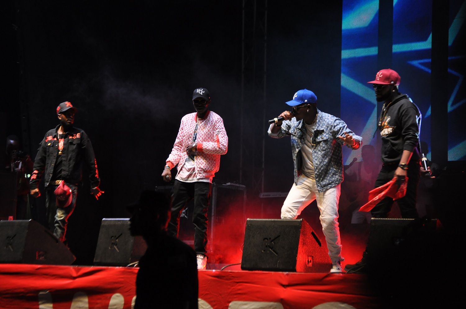 Imyambaro ya KGL ni imwe mu ikunzwe n'urubyiruko, aha abagize Tuff Gang bari ku rubyiniro bserukanye ingofero za KGL mu gitaramo cya East African Party 2018