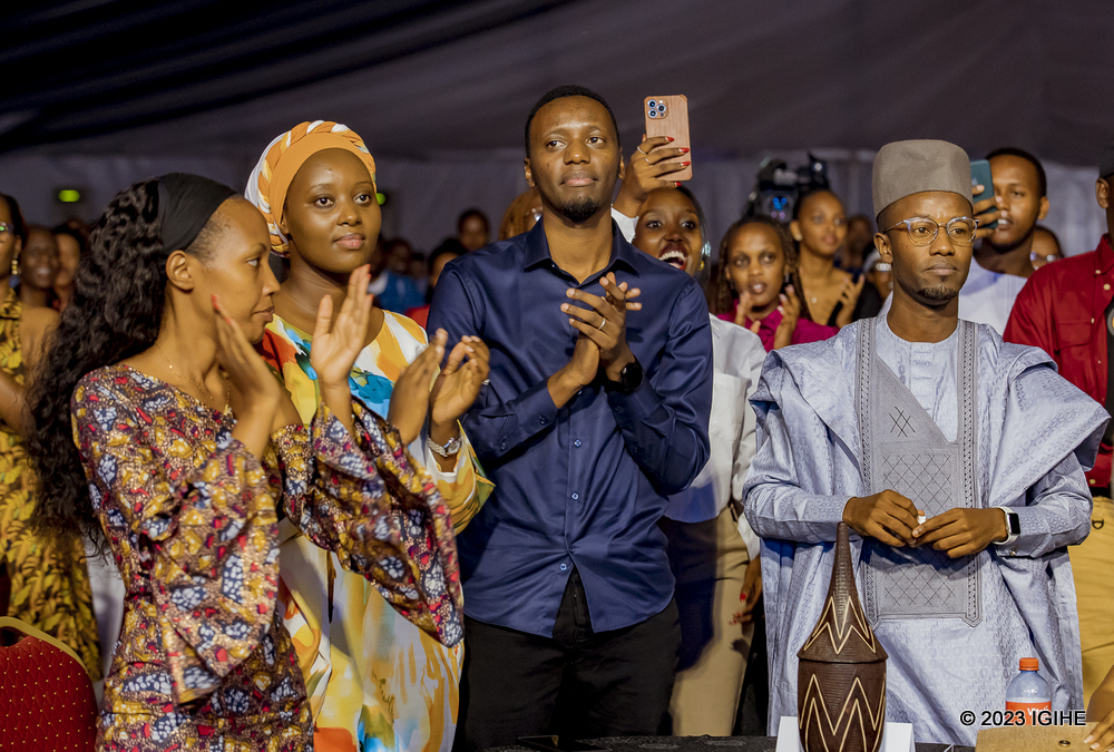 Tuyizere Papi Clever n'umugore we Ingabire Dorcas (bari hagati) bakomera amashyi Josh Ishimwe