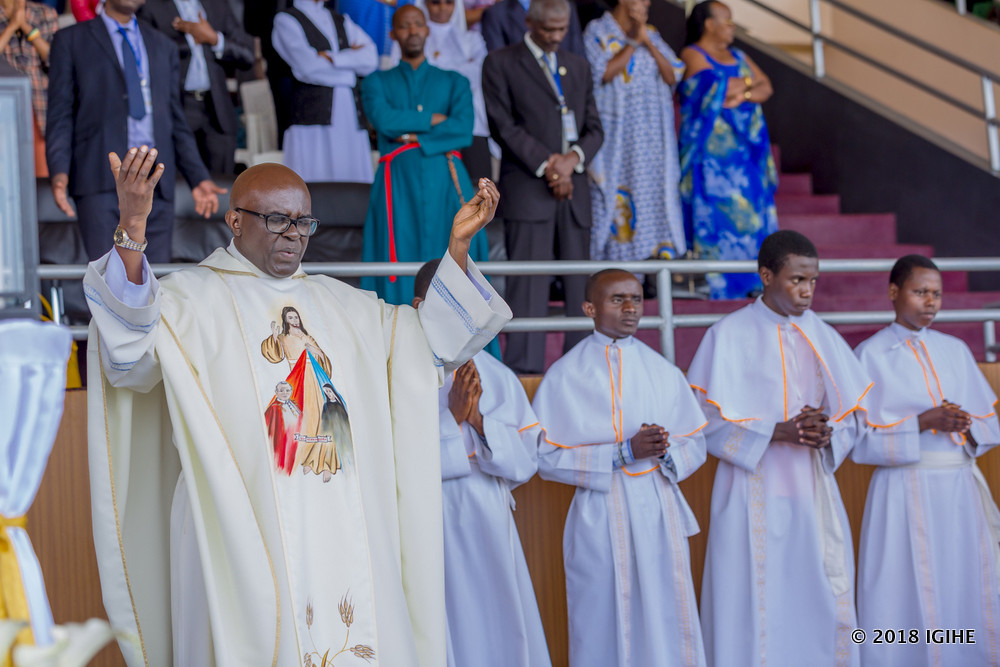Padiri Ubald yifurije abantu Noheli Nziza, abasaba gukomeza kumusengera