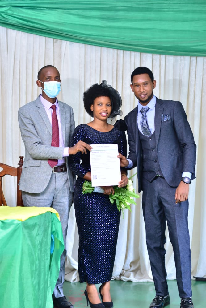 Aba bombi bamaze imyaka isaga irindwi bari mu rukundo. Basezeranyijwe na Gitifu Tuyisenge Jean Bosco