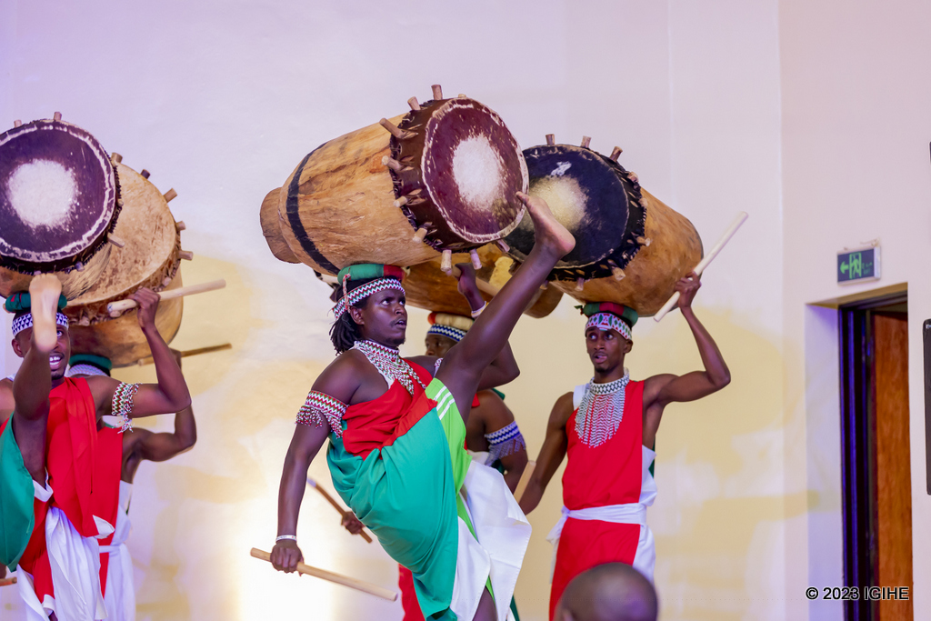 Uburyo Abarundi bavuza ingoma binyura benshi