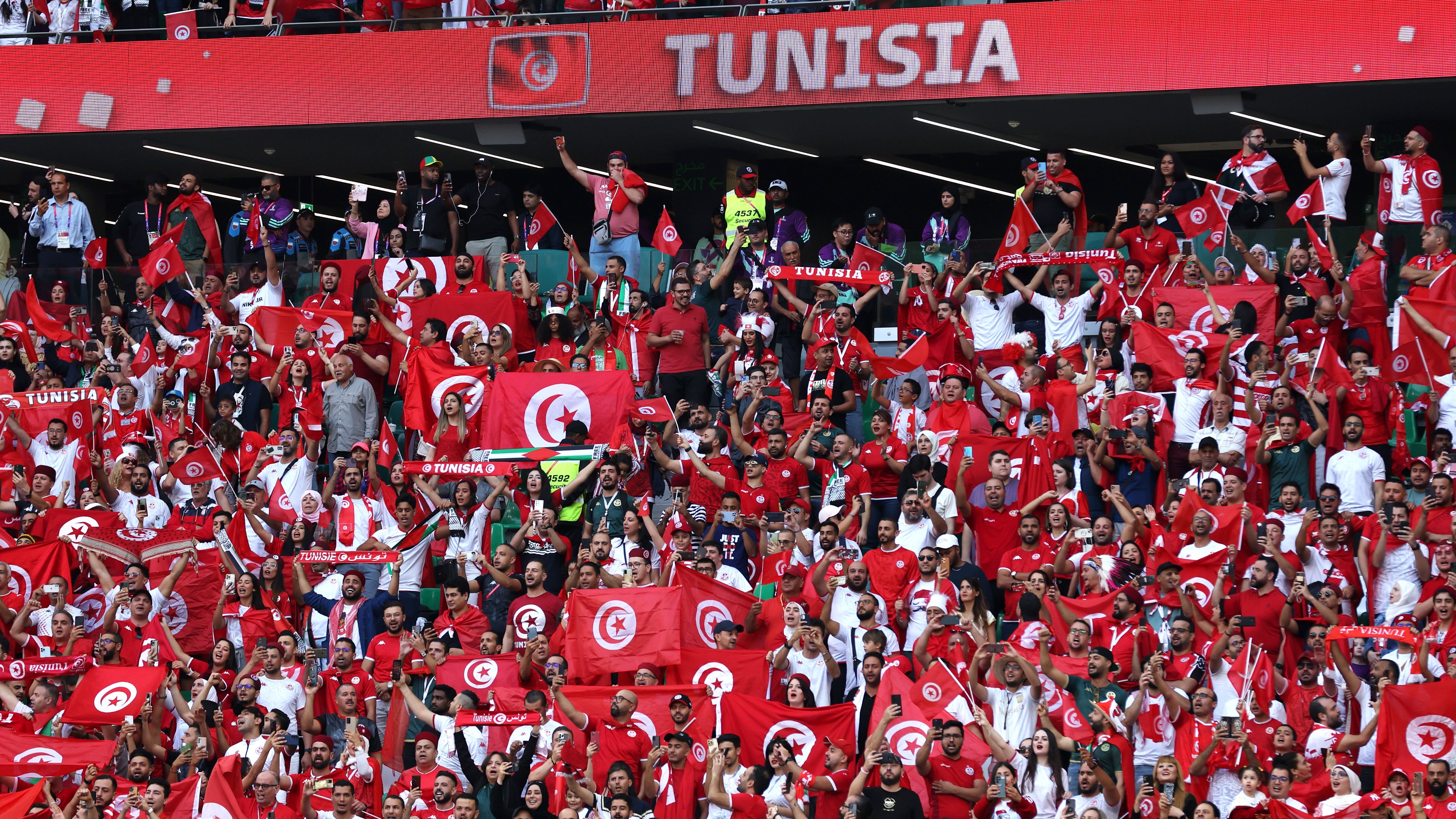 Abafana ba Tunisia bari benshi, ubusanze iki gihugu gifite abaturage bagikomokamo basaga 30.000 bakorera n'abatuye muri Qatar