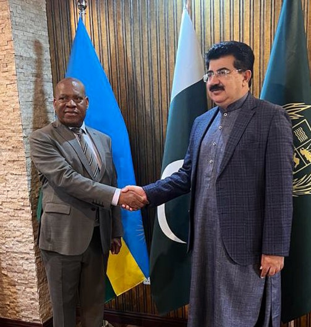 Perezida wa Sena y’u Rwanda, Dr François-Xavier Kalinda na mugenzi we wa Pakistan, Mohammad Sadiq Sanjrani basuhuzanya nyuma yo gusinya ku masezerano y'imikoranire