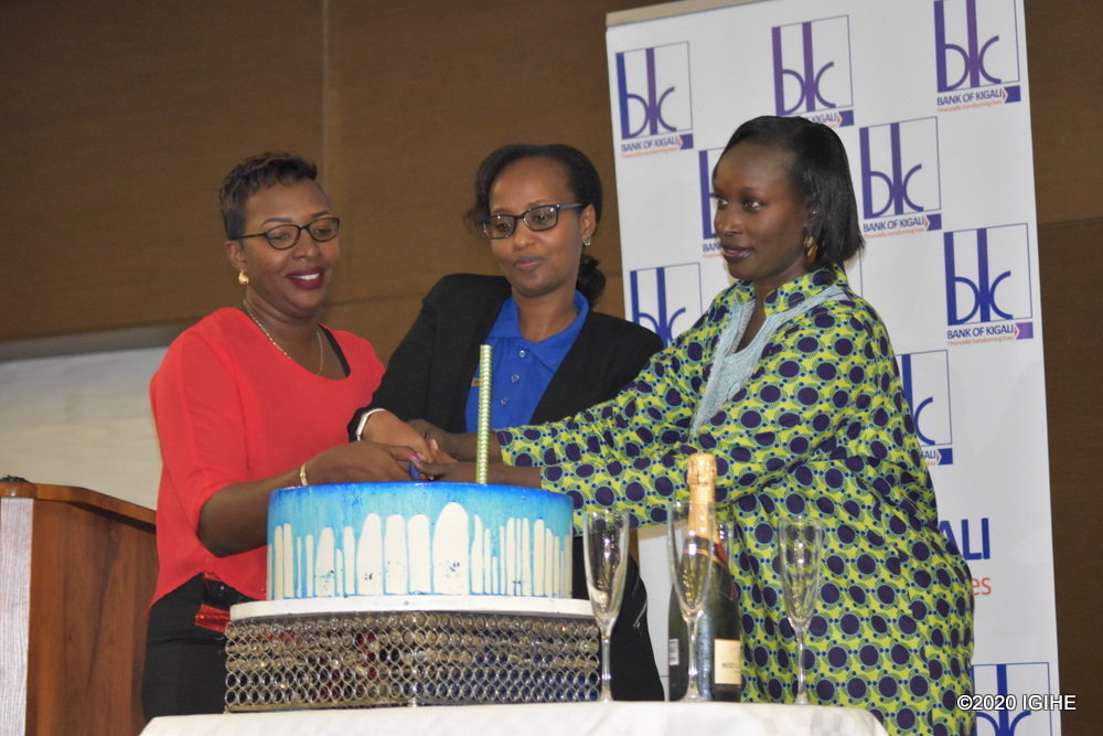 Ubwo bakataga umutsima nyuma yo gutangiza iyi gahunda