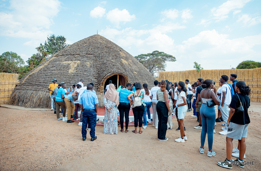 Ubwo bari bageze ku ngoro y'umwami