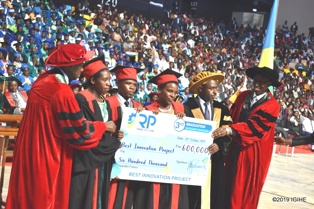 Ubwo bahabwaga igihembo cy'ibihumbi 600 Frw