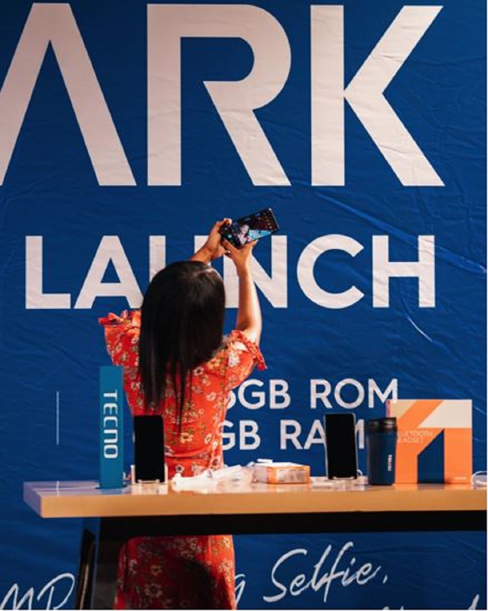 Ubwo Kayumba Darina yifotozaga Tecno SPARK 10