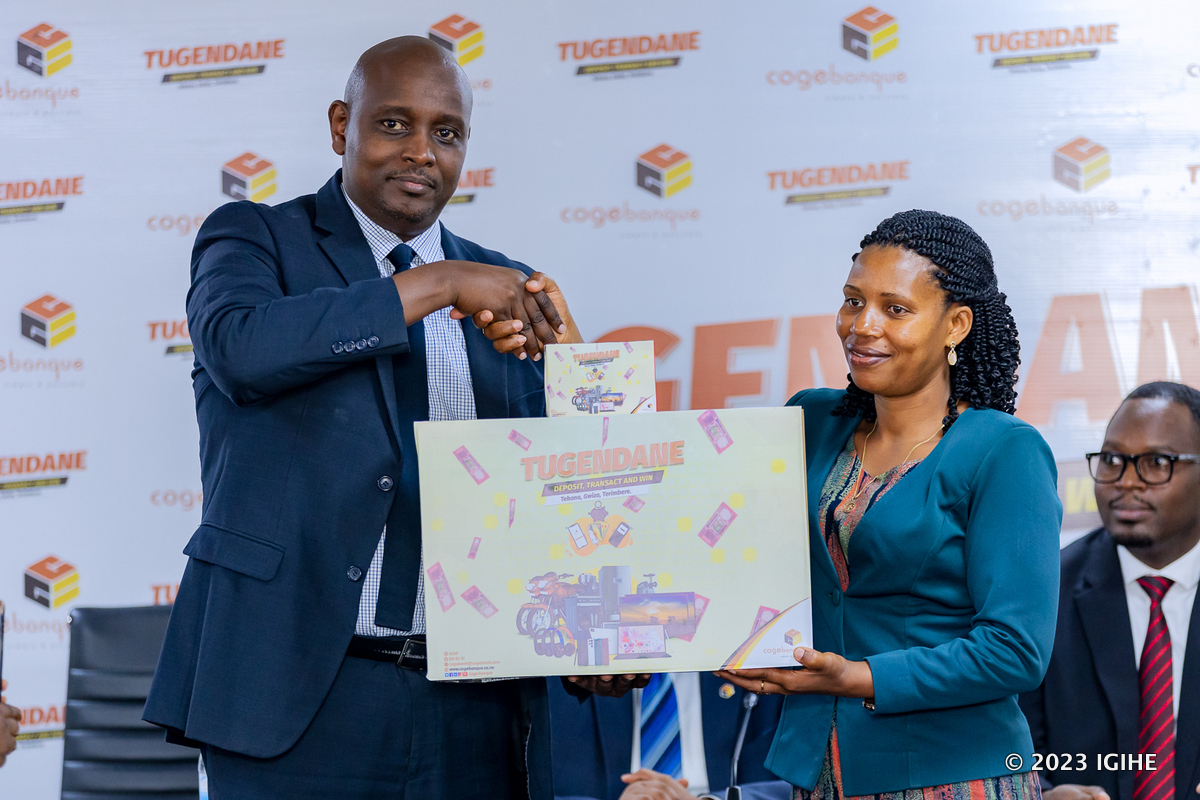Ubwo Mushimiyimana yashyikirizwaga mudasobwa yatsindiye
