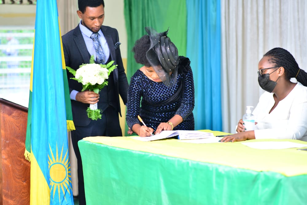 Ubwo Nsabimana Gisèle yasinyaga mu gitabo cy'irangamimerere yemeza ko azabana akaramata na Niyonkuru Innocent