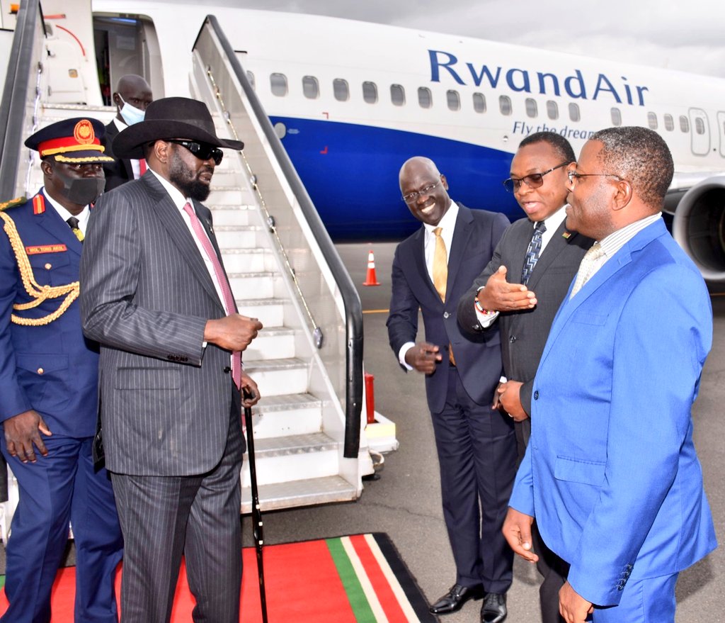 Perezida Salva Kiir yageze ku kibuga cy'indege i Nairobi ari muri RwandAir