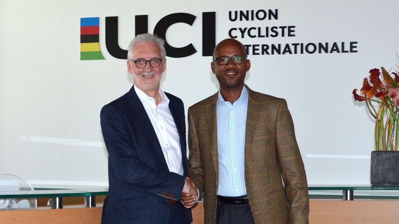 Umuyobozi wa UCI, Brian Cookson(ibumoso) na Bayingana Aimable ku cyicaro cya UCI