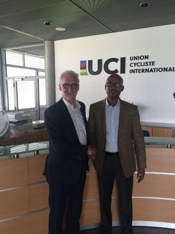 Perezida wa UCI, Brian Cookson yemeye kongera inkunga yagenerwaga FERWACY