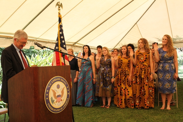 Abakorerabushake 36 imbere ya Ambasaderi wa USA mu Rwanda