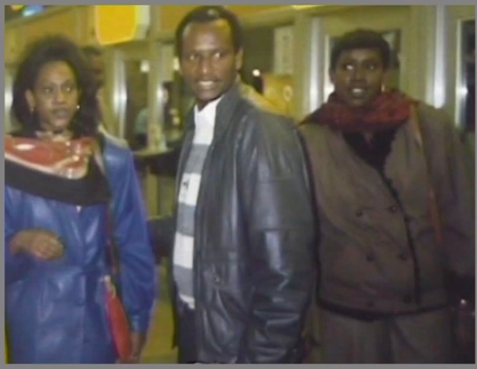 Intwari Fred Gisa Rwigema (hagati) yashimye ibyakorwaga n'Itorero 'Imitari' abatumira muri Uganda