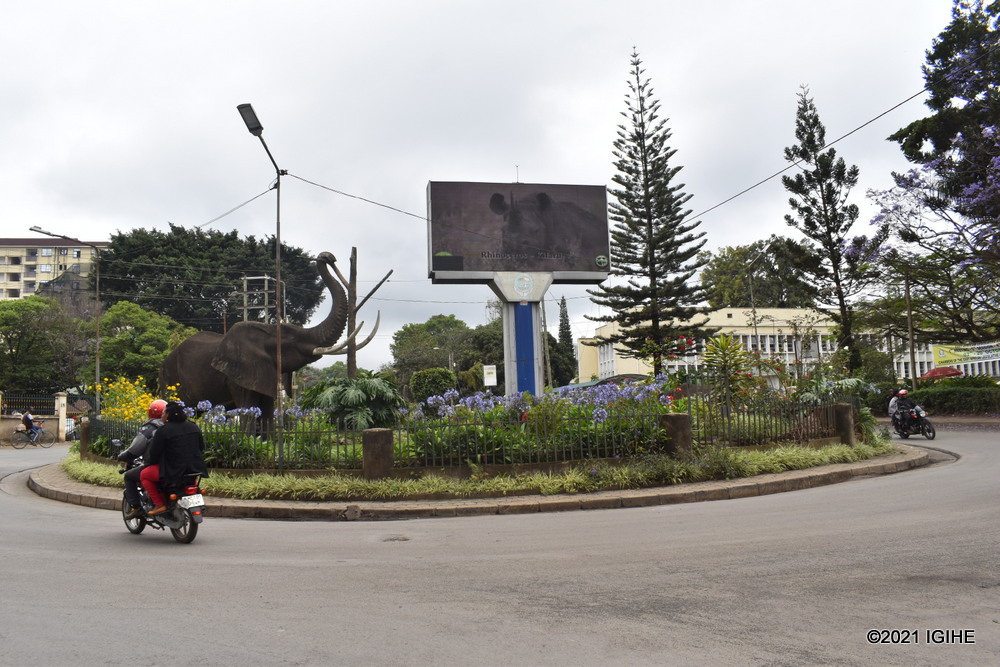 Rond Point y'amateka muri Arusha, itatsemo inzovu nk'imwe mu nyamaswa zinjiriza akayabo Tanzania mu bukerarugendo