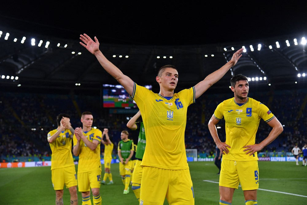Abakinnyi ba Ukraine nyuma y'umukino bagiye gushimira abafana babo