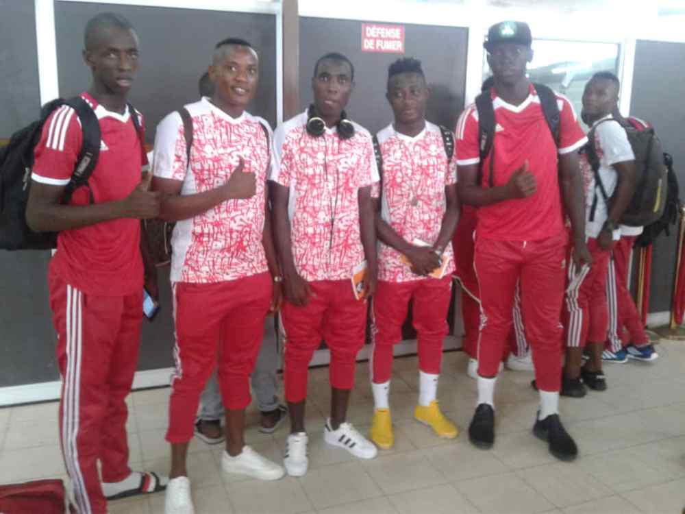 Ulimwengu (wambaye inkweto z'umuhondo) na bagenzi be bageze muri Niger