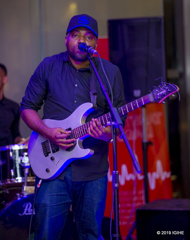 Umucuranzi wa guitar wa Jambo Band